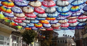 Centrul vechi al Botoșaniului- ornat cu umbrele multicolore