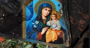 O icoană cu Sfânta Fecioara Maria și Pruncul Iisus a rămas aproape intactă după ce focul a mistuit totul în jur