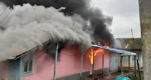 Un incendiu a ars acoperișul unei case din Știubieni