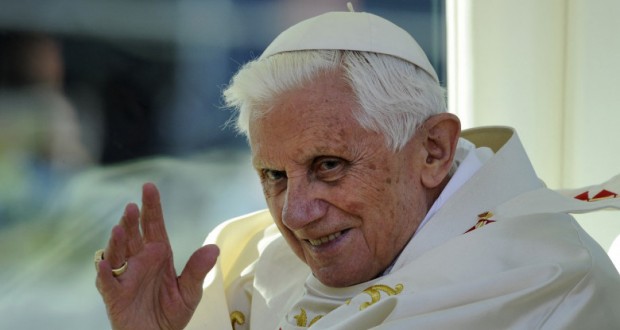 Papa Francisc i-a adus un omagiu predecesorului său Benedict al XVI-lea