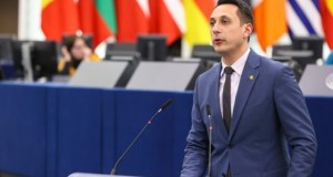 Europarlamentarul Vlad Gheorghe (USR) a sesizat Comisia Europeană în legătură cu votul PNL, PSD și UDMR privind introducerea pragului de 250.000 de lei pentru abuzul în serviciu