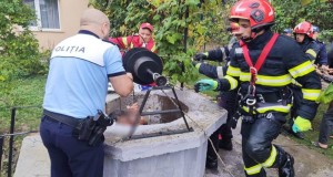 Intervenție salvatoare, contra cronometru! Un pompier l-a scos dintr-o fântână adâncă de peste zece metri pe un bărbat căzut în ea