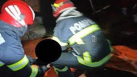 O persoană inconștientă căzută în beci, salvată de pompieri