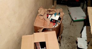 Peste 700 de pachete de țigarete ridicate de polițiști în urma unei percheziții domiciliare