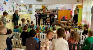 Pompierii i-au vizitat pe copiii de la Grădinița cu Program Prelungit nr.15 din municipiul Botoșani