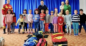 Peste 100 de de copii curioși de la Grădinița cu program prelungit “Ștefan cel Mare și Sfânt” din Dorohoi, s-au întâlnit  cu pompierii