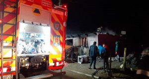 Casa unei familii din Borzești a fost mistuită de un incendiu izbucnit din cauza coșului de fum