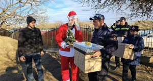 Pompierii de la Stația Săveni au adus sărbătoarea Crăciunului la o familie salvată de la un incendiu