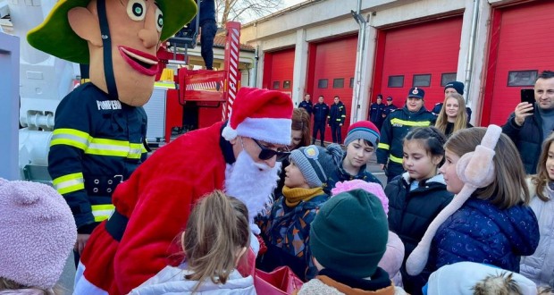 Moș Crăciun a ajuns mai devreme la copiii pompierilor din Botoșani care vor fi la serviciu, în seara de Ajun