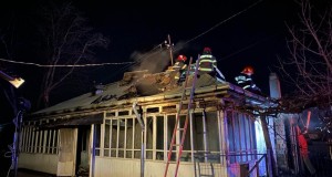 Casele a trei familii din localitățile Mesteacăn, Oneaga și Unțeni au fost în pericol, în ultimele ore, din cauza unor incendii care au izbucnit în jurul coșurilor de fum