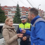 Mărțișoare oferite în trafic de polițiștii rutieri împreună cu reprezentații Registrului Auto Român