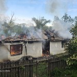 Un incendiu de la jar căzut din sobă a mistuit casa unei bătrâne din Pădureni